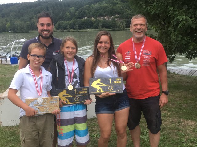 Die Tullner Teilnehmer beim 3. Lauf zur Österr. Meisterschaft in Willersbach/Donau: Clemens Schraml (Skifahrer), Franz Hebenstreit (Observer/Beifahrer), Lea Schraml, Alexandra Wöss und Ernst Ortlieb (alle Skifahrer). | Foto: zVg
