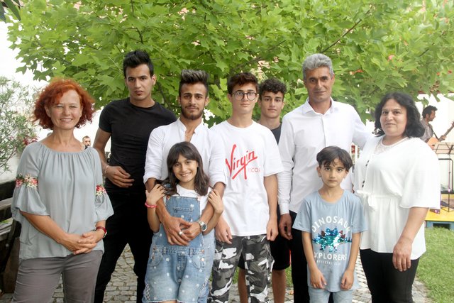 Vereinsobfrau Heidemarie Pegler (li.) mit der syrischen Familie Morad, die seit drei Jahren in Stetteldorf lebt und arbeitet und Anlass für die Gründung des Vereins war.