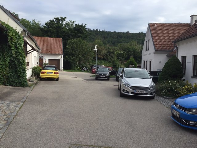 "Wir wohnen in einer Sackgasse, in der man super feiern kann. Vor vielen Jahren haben wir das noch gemacht - Einfach Tische und Bänke rausgestellt und losgefeiert."