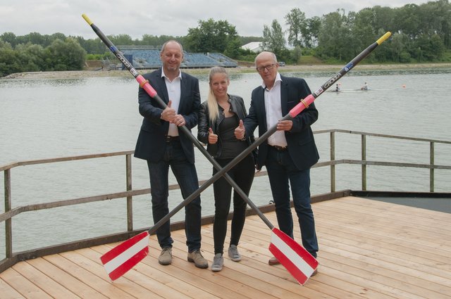 Noch herrscht idyllische Ruhe im Regattazentrum. Horst Anselm (r.) , Präsident des oberösterreichischen Ruderverbandes und des Regattavereins Ottensheim, Christian Loidl, SECA-Geschäftsführer und Eva Campestrini, Marketing SECA-Holz freuen sich auf das sportliche Highlight.