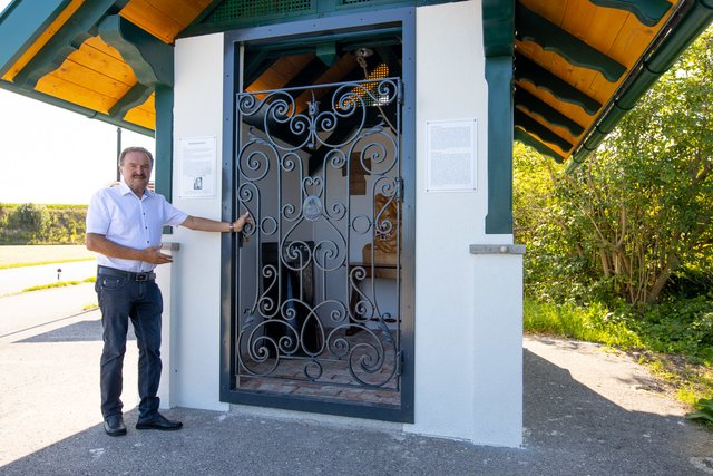 Bürgermeister Johann Rädler vor der Friedenskapelle.