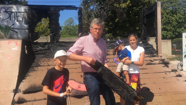 Bürgermeister Martin Schuster und Jugendreferentin Daniela Rambossek und Jugendliche sind bestürzt über die Brandruine der beliebten Skateanlage.