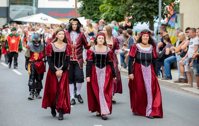 Großer Festumzug in Sillian unter dem Motto "Bewegte Geschichte in bewegten Bildern".