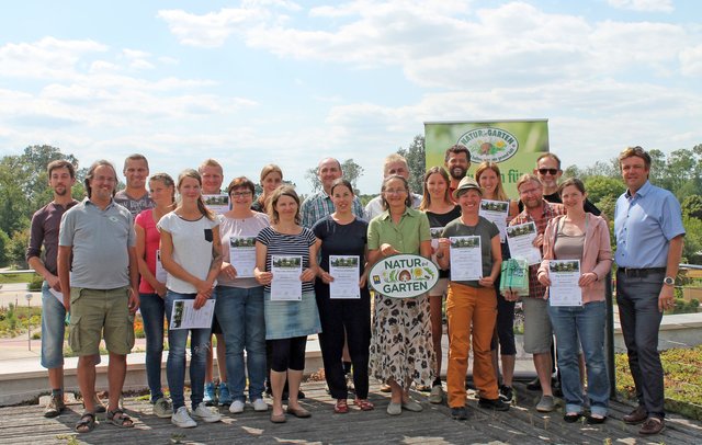 Auszeichnungen für die Gartenprofis: Martin Schachner aus Göstling an der Ybbs (3.v.l.) hat die Ausbildung erfolgreich absolviert.
