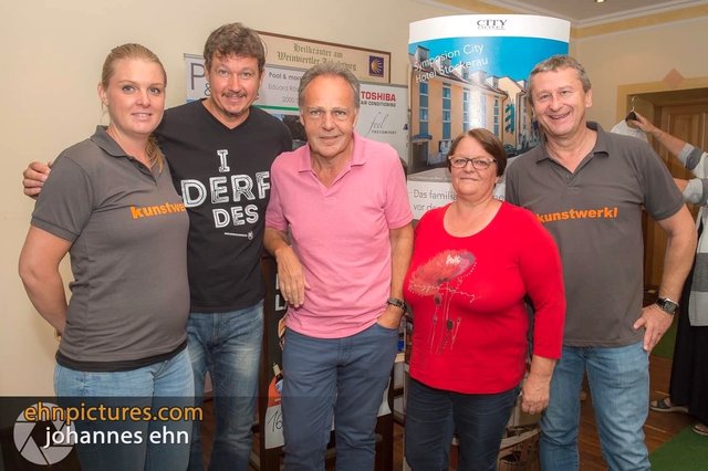Kabarettist Markus Langer (2.v.li.) mit Sabrina Kix (li.) und Manfred Kreuzmann (re.) sowie Stockeraus Cityhotel-Patron Otto Bauer mit Gattin Theresia.