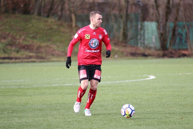 Hirsch war von 2003 bis 2010 Fußballprofi.