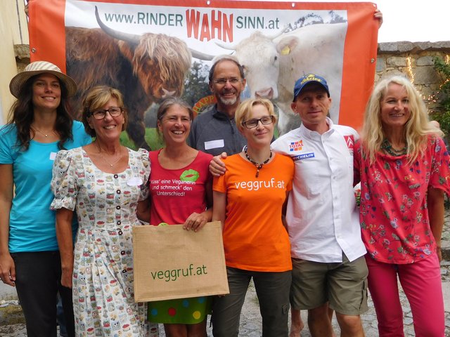 Stefanie Buchinger vom Klosterhof, Heidi Maier Mutter von Geburtstagskind Sabine Hahndl, Hofbesitzer Hubert Gassner, die Motorsportler Karin u. Alfred Fries und Tierfreundin Anna Heher