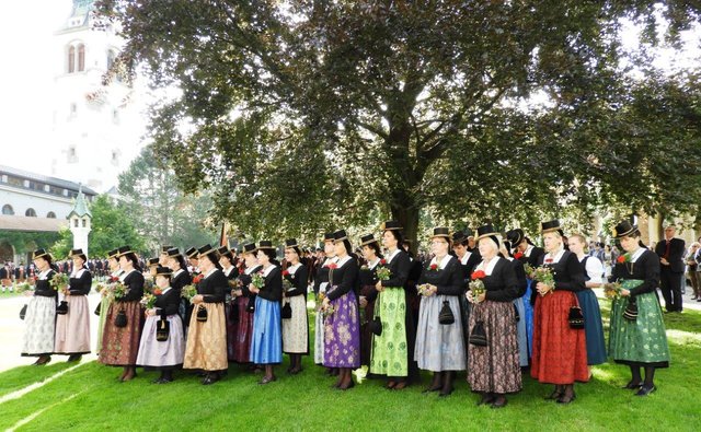 Die Kassettlfrauen von Schwaz in ihrer schmucken Tracht.