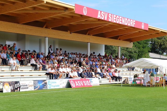 Weihe der neuen Tribüne – diese war beim Derby gegen Klingenbach bis auf den allerletzten Platz gefüllt.