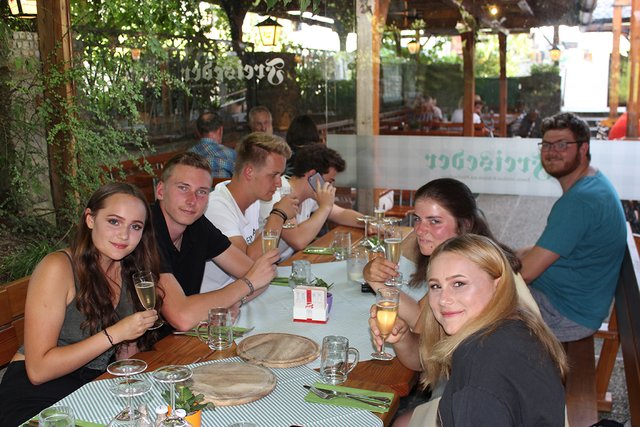 Bis in die Nacht feierten die Mitglieder und Mitarbeiter des Sozialvereins freiraum-europa beim Sommerfest im Gasthaus Freiseder am Pöstlingberg.