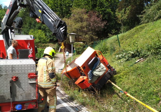Die Feuerwehren Rekawinkel und Pressbaum bargen gemeinsam das Baufahrzeug.