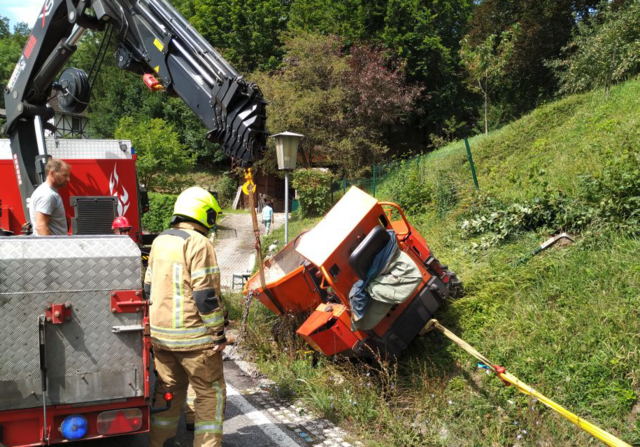 Die Feuerwehren Rekawinkel und Pressbaum bargen gemeinsam das Baufahrzeug. | Foto:  FF Pressbaum