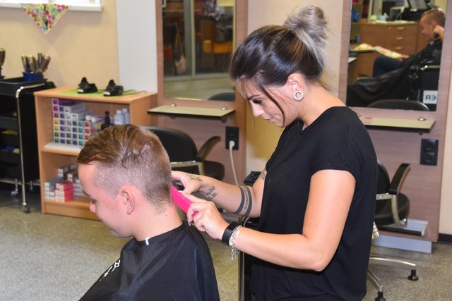 Der Frisiersalon Klier verschönert Kunden und Kundinnen im Güssinger Einkaufszentrum City Center.
