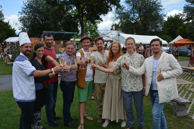 Das Veranstaltungsteam der Heart Culture Festivals 2019 mit Vertretern der Gemeinde Großsteinbach stießen auf ein gelungene Festival an.