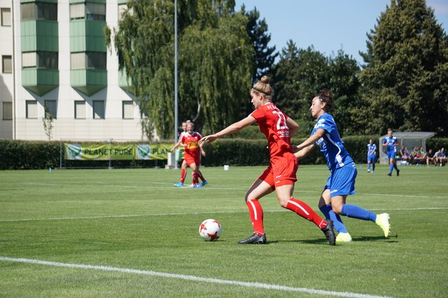 Toptorjägerin Katja Wienerroither (rot) traf in der 85. Minute zum 2:1-Siegtreffer für den FC Bergheim beim Aufsteiger Horn zum Saisonauftakt. | Foto: Elena Rumpfhuber/FC Bergheim