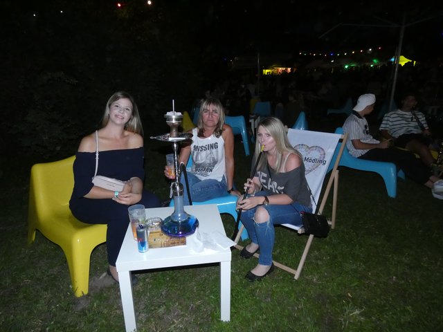 Nadine Seidl, Sonja Baumgartner und Melanie Baumgartner in der Shisha-Lounge