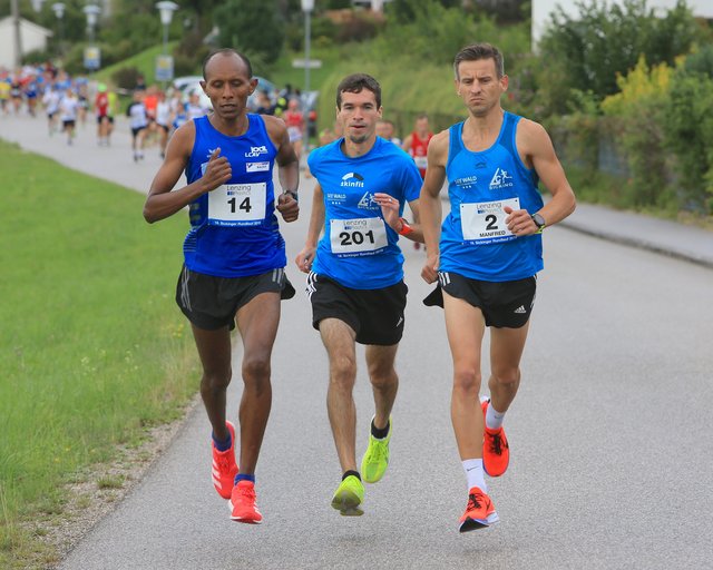 Das spätere Siegertrio führt das Feld über die 9-km-Strecke (v.l.): Endris Seid (3.), Christian Guttenbrunner (1.), Manfred Steger (2.).