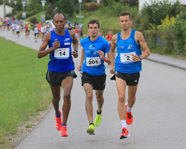 Das spätere Siegertrio führt das Feld über die 9-km-Strecke (v.l.): Endris Seid (3.), Christian Guttenbrunner (1.), Manfred Steger (2.). | Foto: Helmut Klein