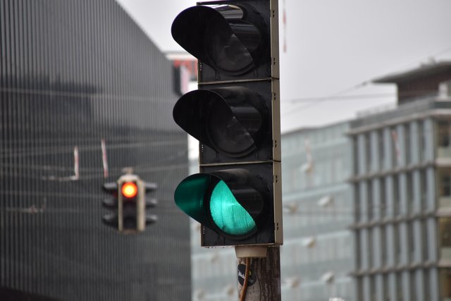 Als Autofahrer erhofft man sich in Innsbruck eine grüne Welle umsonst. Öffis und Fußgänger haben Vorrang.