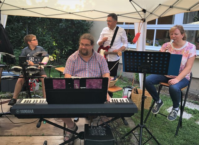 Paul Bergmaier (Schlagzeug), Klaus Bergmaier (Klavier), Andreas Brunnflicker (Gitarre), Angelika Sacher (Gesang)