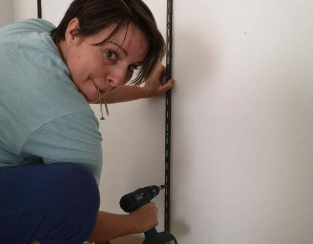 Museumsleiterin Monika Grussmann packt selbst mit an.