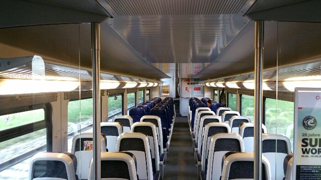 Fast leere Züge auf der Südbahn für Pendler