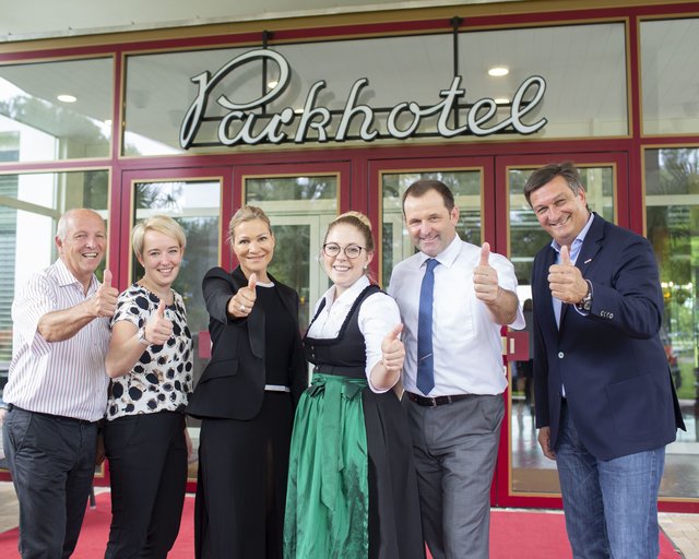 Michaela Ehgartner (3 v.r.) möchte Gold holen. Am Bild mit Peter Makula (Landesausbildungsreferent für Tourismusberufe), Kathrin Nußbaumer (Bundestrainerin für Service), Dagmar Gietmann (Direktorin Parkhotel Pörtschach), Erwin Schurtl (Restaurantleiter und Ausbildner im Parkhotel Pörtschach) und Jürgen Mandl (Präsident Wirtschaftskammer Kärnten)