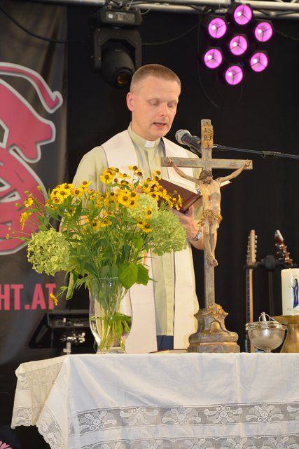 Pfarrer Adrian Czobot segnete das neu umgebaute Rüsthaus.