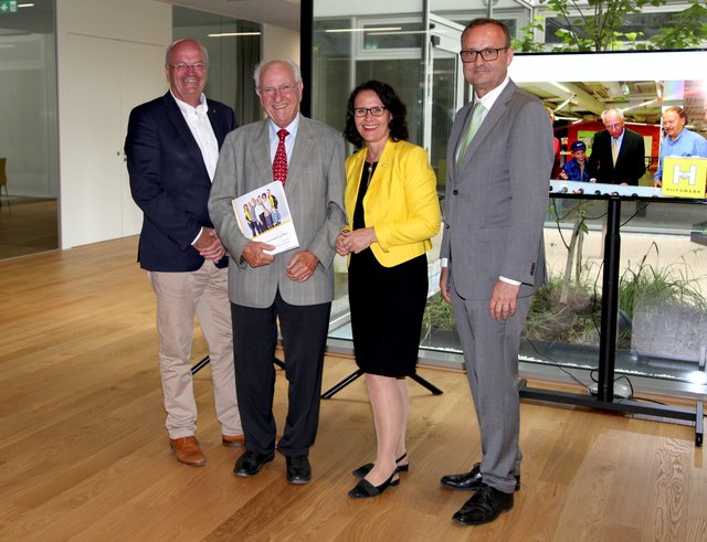 Der amtierende Präsident des Hilfswerks Salzburg Christian Struber mit dem Jubilar Günther Leiner und den Hilfswerk Geschäftsführern Daniela Gutschi und Hermann Hagleitner. | Foto: Hilfswerk Salzburg