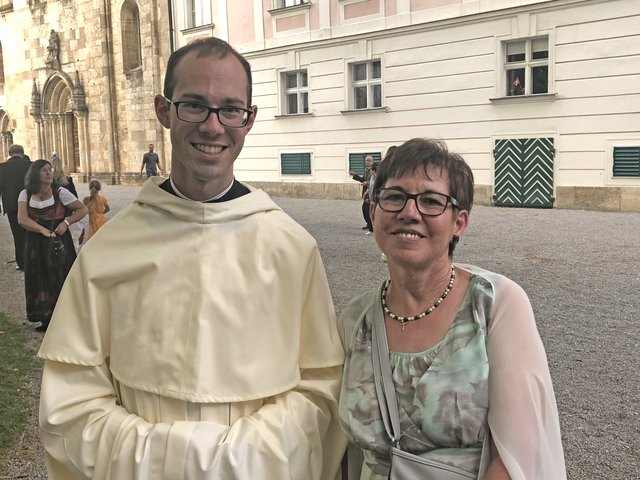 Georg Sztubitz, hier mit Mutter Elfriede, legte bei einer Festmesse im Stift Heiligenkreuz das Ordensgelübde ab.