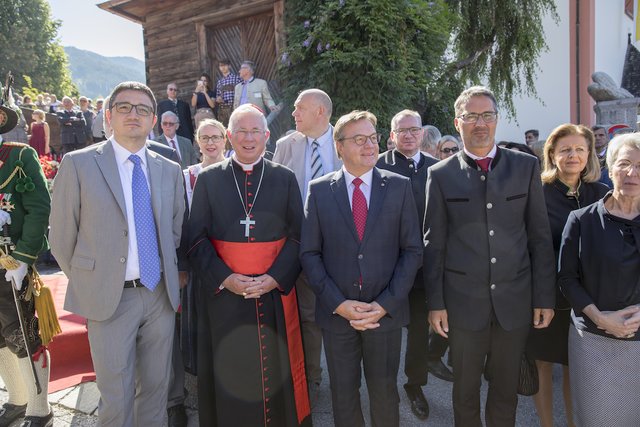Die Landeshauptleute der Europaregion (li.) LH Maurizio Fugatti, LH Günther Platter und LH Arno Kompatscher (re.) und der Erzbischof von Salzburg Franz Lackner beim Landesüblichen Empfang in Alpbach.