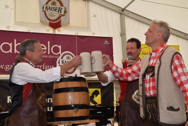 Auftakt mit dem traditionellen Bieranstich am Donnerstag im Festzelt von Serfaus. | Foto: Schwarz