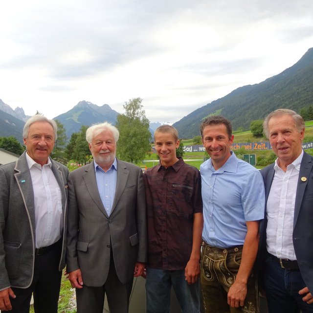 Im Bild: TVB-Obmann Sepp Rettenbacher, Bgm. Robert Denifl, Daniel Bacher und Willi Denifl mit dem Präsidenten des TSV Fulpmes, Herbert Fichtl (v.l.) | Foto: privat