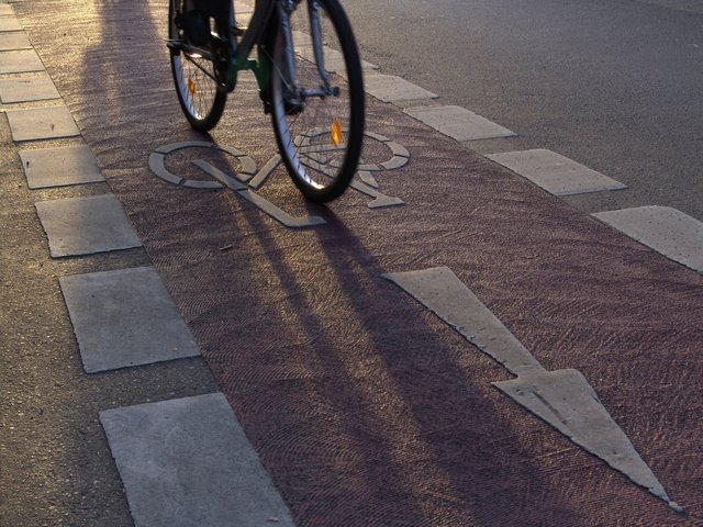 Der Lkw-Fahrer touchierte den Radfahrer beim Überholen.