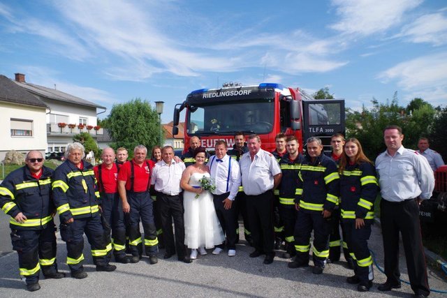 Die Feuerwehrkollegen gratulierten Stefan Zettl und seiner Nicole zur Hochzeit.