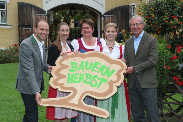 Gernot Hörwertner (Salzburger Land Tourismus), Katharina Warter (Mandlberggut Radstadt) Roswitha Prodinger (Lungauer Kochwerk), Eveline Bimminger (Projektleiterin Bauernherbst) und Landeshauptmann Wilfried Haslauer