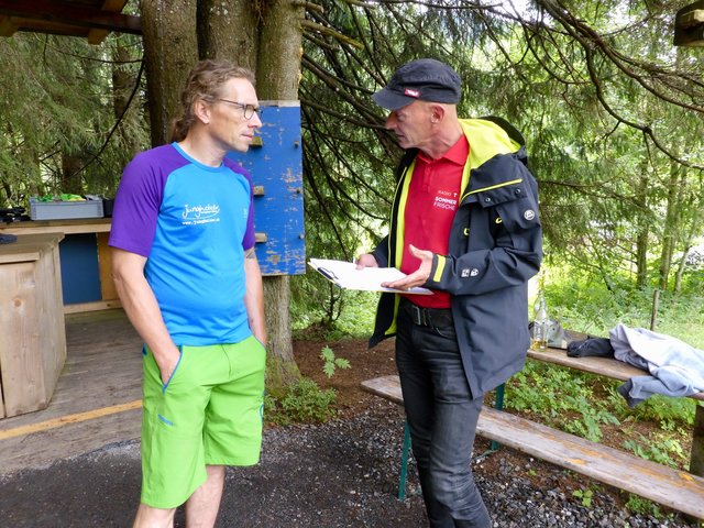 Kurt Arbeiter im Gespräch mit Markus von den Jungholzer Bergsportführern. | Foto: Graeff