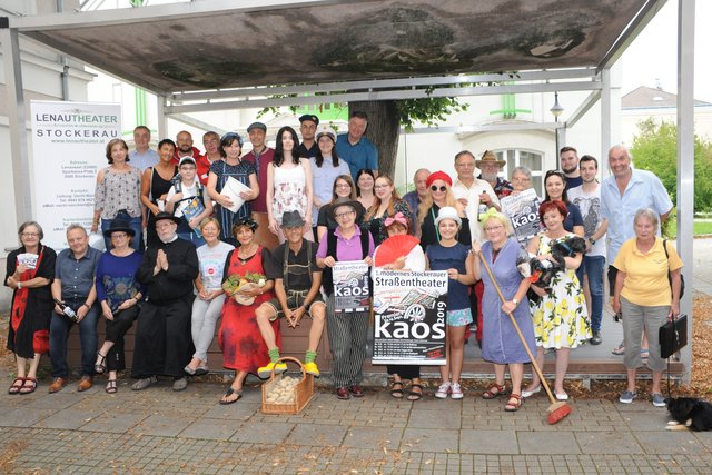 Das Straßentheater-Team mit den treuen Kooperationspartnern.