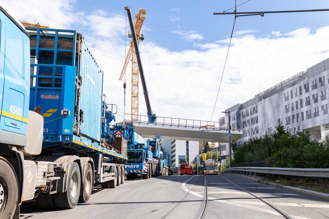 Zwei Mobilkräne hievten die neue Brücke in die Luft. | Foto: Monika Schloffer Photography