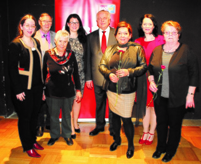 GR Katrin Nießler, Hans Peter Hömstreit und Gattin Annemarie, NR Melanie Erasim, Rudi Hundstorfer, 3. Landtagspräsidentin Karin Renner, Bezirksfrauenvorsitzende Claudia Musil und GR a.D. Leopoldine Wurmbauer.