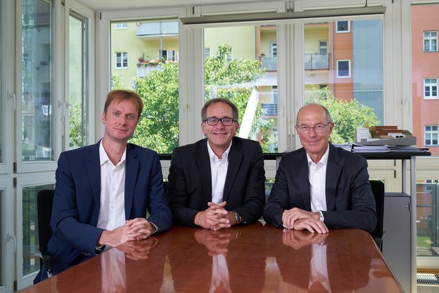 Die Geschäftsführung der Alpenländischen: MMag. Jürgen Steinberger und DI Markus Lechleitner mit Mag. Gerhard Feistmantl, der mit Jänner 2020, nach 35 Jahren im Unternehmen, seinen Ruhestand antritt.