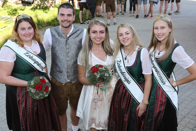 Die Zirbenhoheiten mit dem neuen Zirbenland-Dirndl und -Buam.