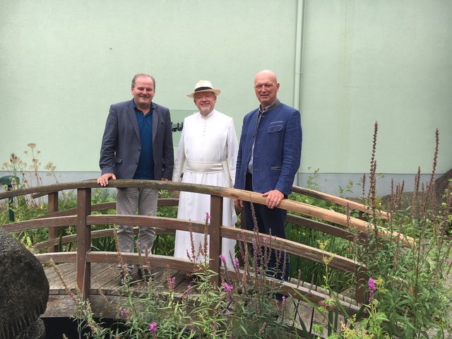 Bundesrat Eduard Köck mit Bürgermeister Siegfried Walch zu Besuch bei Kräuterpfarrer Benedikt.