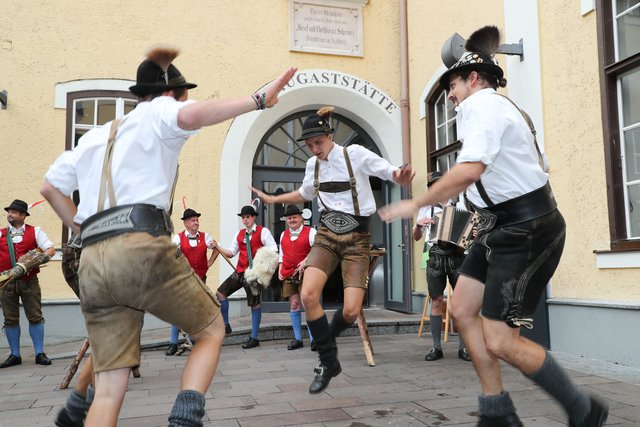 Die Hälfte aller Sommergäste kennt den Salzburger Bauernherbst. Feste und Aufführungen, wie hier die Schuhplattler locken Gäste an.