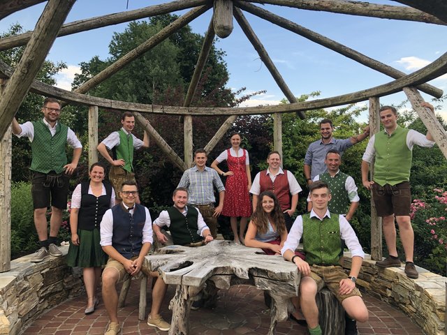 Die Landjugendlichen aus  Preding-Zwaring-Pöls brennen gemeinsam mit dem neu gegründeten Theater- und Kulturverein "Variato" auf den kommenden Theatersommer auf der Bühne im Schaugarten von Martin Erlauer in Preding. | Foto: LJ