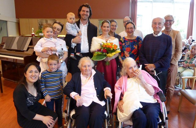 Volksopernsängerin Christiane Marie Riedl bedankte sich mit einem Konzertnachmittag bei den Kursana-MitarbeiterInnen für die gute Betreuung ihrer beiden Großmütter. © Kursana