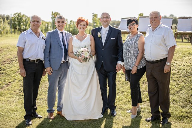 Das Brautpaar Christine und Mario Faustner mit den Gratulanten Günther Sinkovits, Walter Temmel, Marianne Hackl und Josef Bauer (von links).