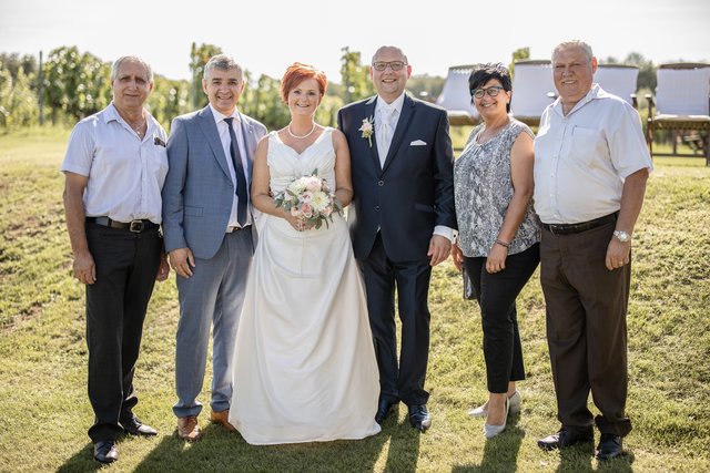 Das Brautpaar Christine und Mario Faustner mit den Gratulanten Günther Sinkovits, Walter Temmel, Marianne Hackl und Josef Bauer (von links). | Foto: Jean van Lülik