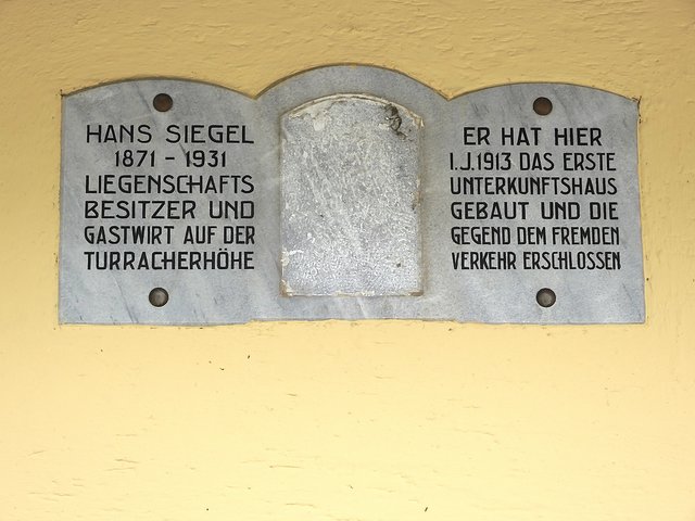 Hier sind wir immer sehr gerne eingekehrt. Anscheinend hat ein Wasserschaden aber das Lokal ruiniert, daher ist es geschlossen. Aber die Tafel ist noch erhalten.