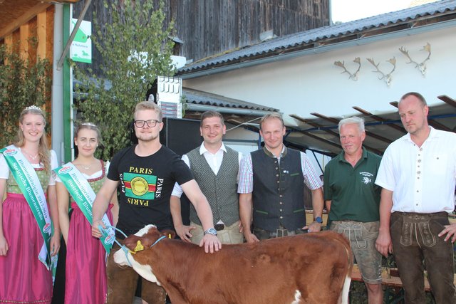 Ein echt "kuhler" Gewinn: Nikolaus Albert aus Strallegg holte sich den Hauptpreis - ein Jungkalb im Wert von 500 Euro - beim Kraftspendekirtag.
